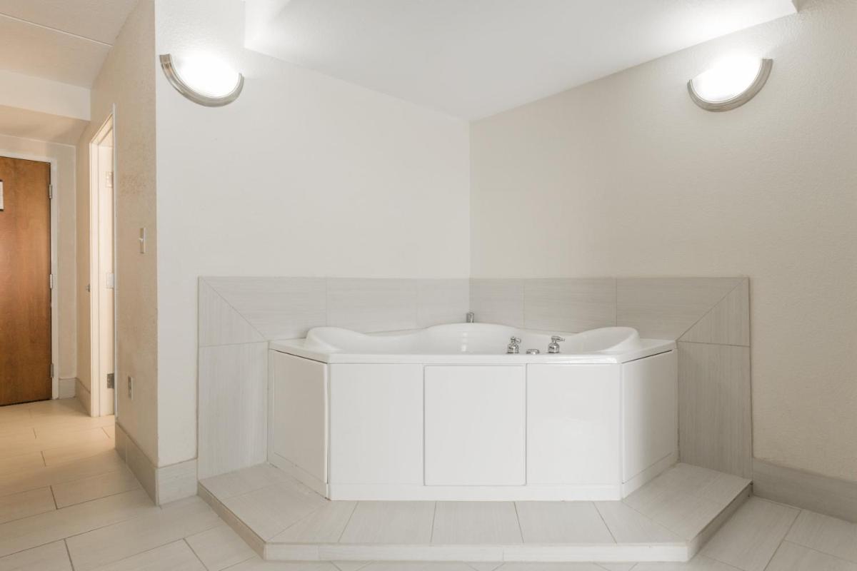 Holiday Inn Express Hotel and Suites Petersburg - Fort Lee an IHG Hotel image 10