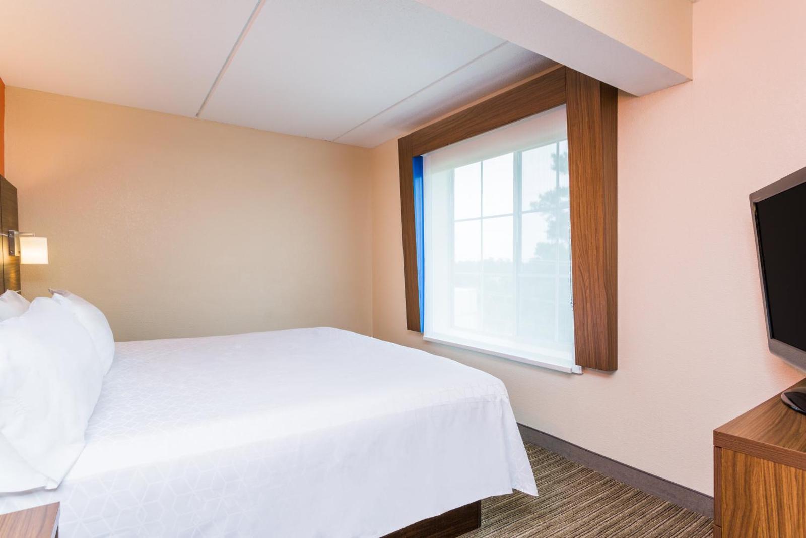 Holiday Inn Express Hotel and Suites Petersburg - Fort Lee an IHG Hotel Main image 2